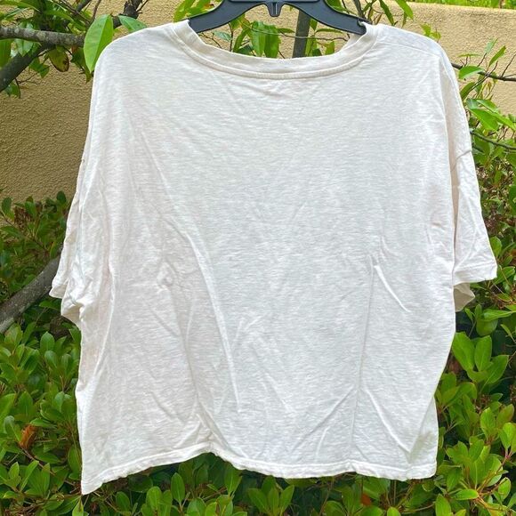Aerie Cream "Your On My Wish List" graphic tee.  Size Large. VGUC - Picture 2 of 6